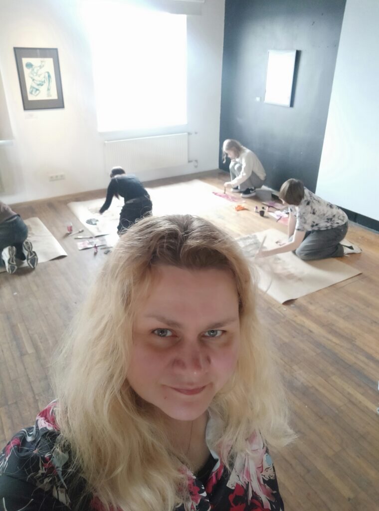 Kaasaegse kunsti õpilastega maalimas img 20250325 160101